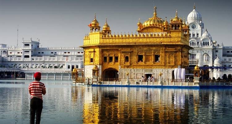 Templo Dorado de Amritsar - lugar de paz y poder - Yolo India Tours 1
