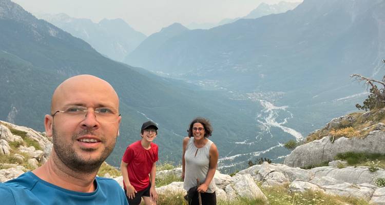 Familienwanderung mit einem atemberaubenden Bergtal im Hintergrund.