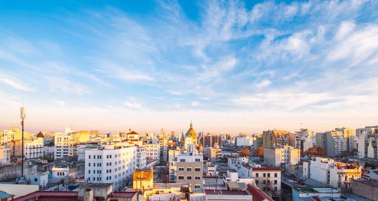Vue aérienne de l'horizon de Buenos Aires avec la lumière chaude du soleil illuminant les bâtiments de la ville sous un ciel bleu