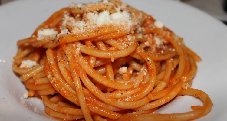 Bord spaghetti met tomatensaus.