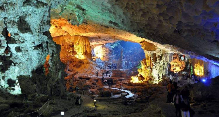 Una cueva vívidamente iluminada con formaciones rocosas coloridas.