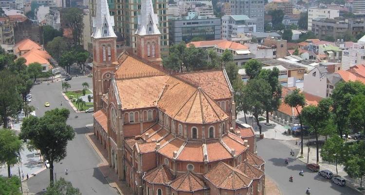 Vista arial de una ciudad con una iglesia prominente y tejados de tejas rojas.