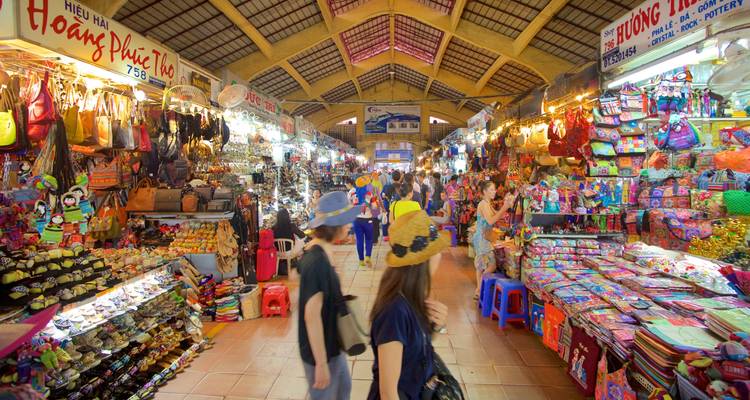 Un mercado bullicioso y colorido con gente comprando.