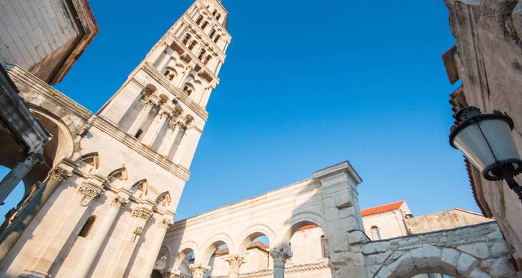 Uitzicht op de klokkentoren van de Kathedraal van Sint Domnius in Split.