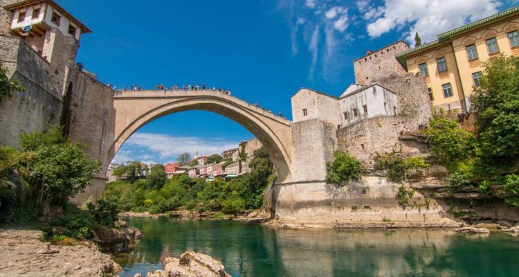 Stari Most brug over de rivier Neretva in Mostar.