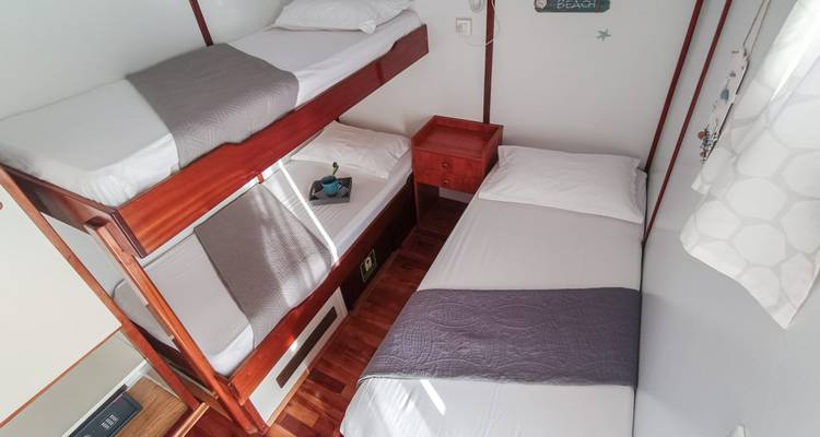 Interior de una pequeña cabaña con literas.