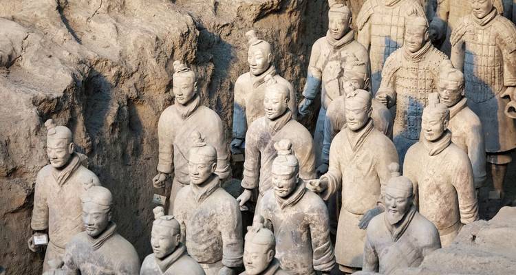 Filas apretadas de Guerreros de Terracota de pie en el pozo de excavación.
