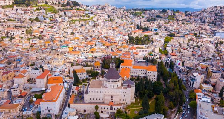 Panorama aérien de Nazareth avec la Basilique de l'Annonciation et les toits aux tuiles oranges
