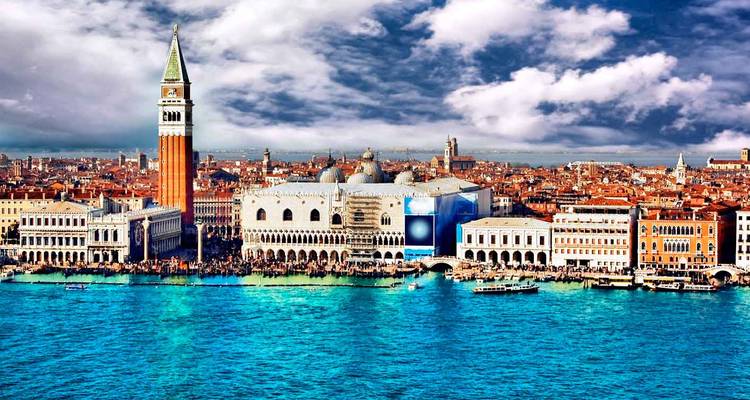 Vue panoramique spectaculaire de la Piazza San Marco de Venise et du Palais des Doges, observée de l'autre côté des eaux turquoise de la lagune.