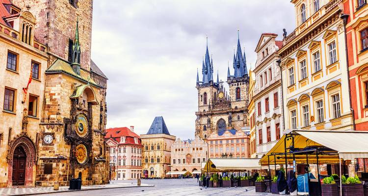 Prager Altstädter Ring mit dem berühmten Astronomischen Uhrenturm und den gotischen Türmen der Teynkirche.