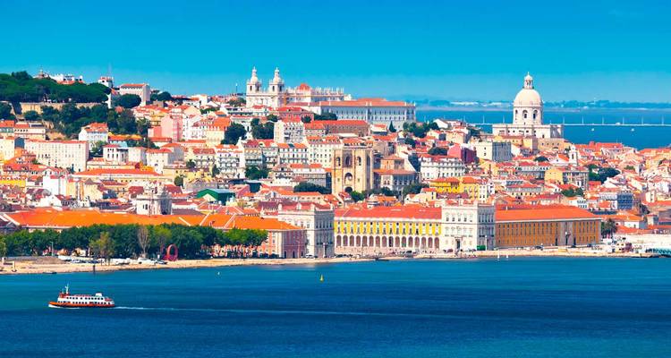 Panorama coloré du quartier Alfama de Lisbonne et du fleuve Tage avec un ferry qui passe.