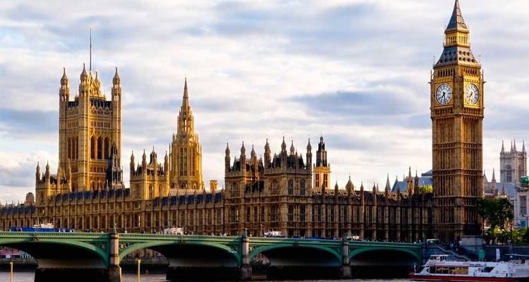 Vue classique au bord de la rivière de Big Ben et des Chambres du Parlement avec le pont de Westminster enjambant la Tamise.