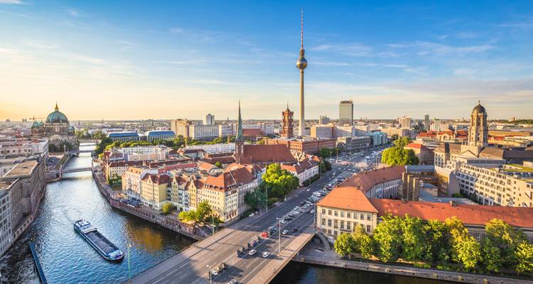 Vista panorámica del centro histórico de Berlín con el río Spree y la Torre de TV al atardecer.