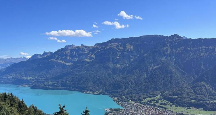 Vue panoramique des montagnes et du lac bleu.