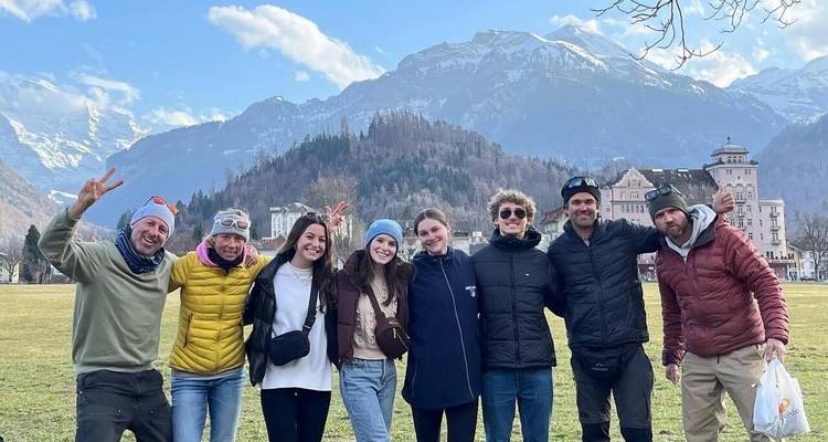 Groupe posant devant des montagnes en hiver.