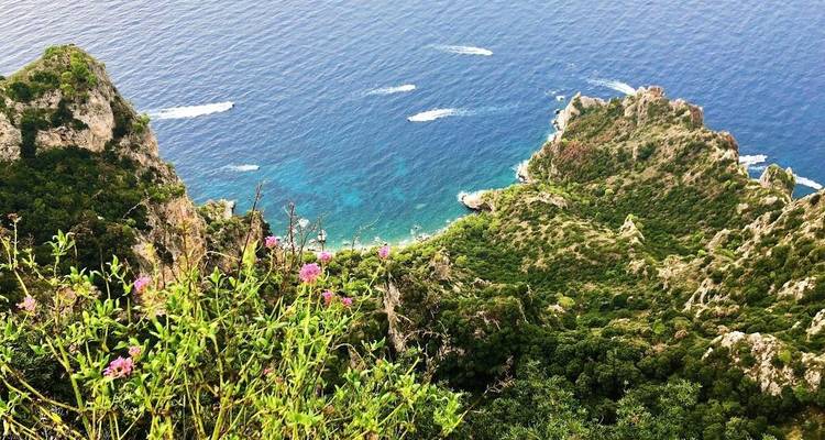 Vue aérienne d'un littoral accidenté avec océan.