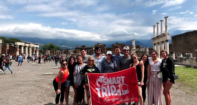 Foto grupal en un sitio arqueológico antiguo con ruinas.