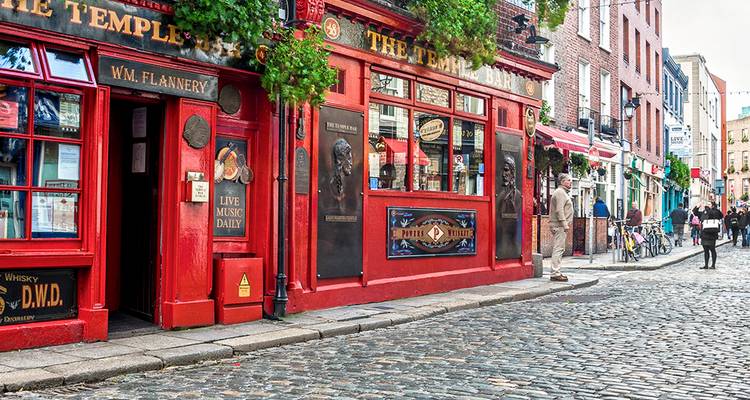 Pub colorido de Temple Bar y calle empedrada en el animado barrio cultural de Dublín.