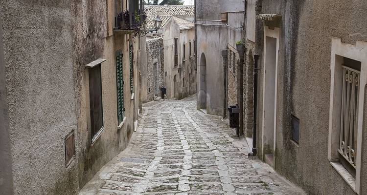 Ruelle étroite avec pavage en pierre.