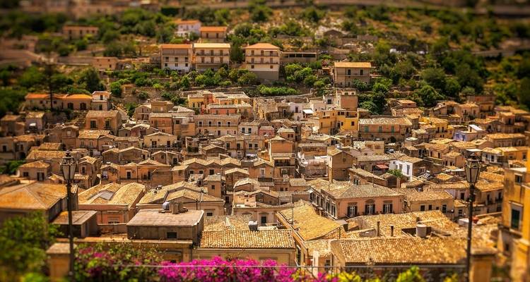 Une vue pittoresque d'une ville historique en Sicile avec des toits en terre cuite.