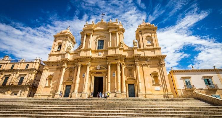 Cathédrale de style baroque avec des gens sur les marches en Sicile.