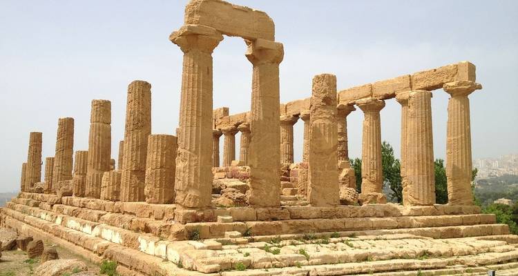 Anciennes ruines d'un temple avec des colonnes de pierre.