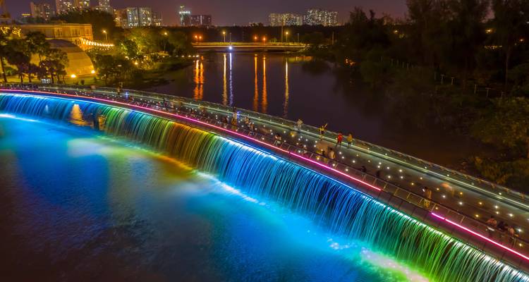 Puente iluminado y colorido en la Ciudad de Ho Chi Minh por la noche.