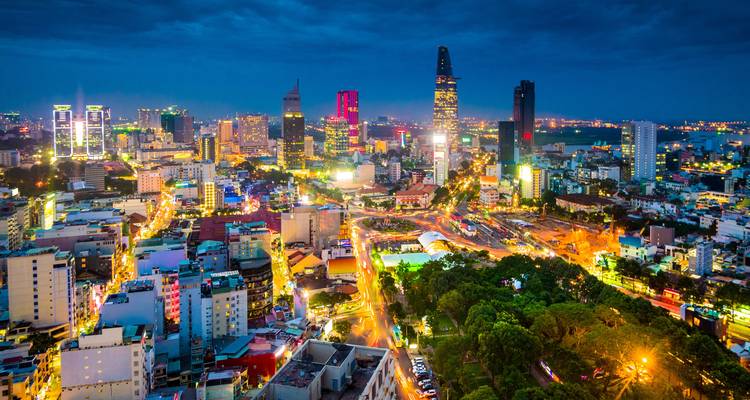 Vista nocturna del horizonte de la Ciudad de Ho Chi Minh con luces vibrantes.