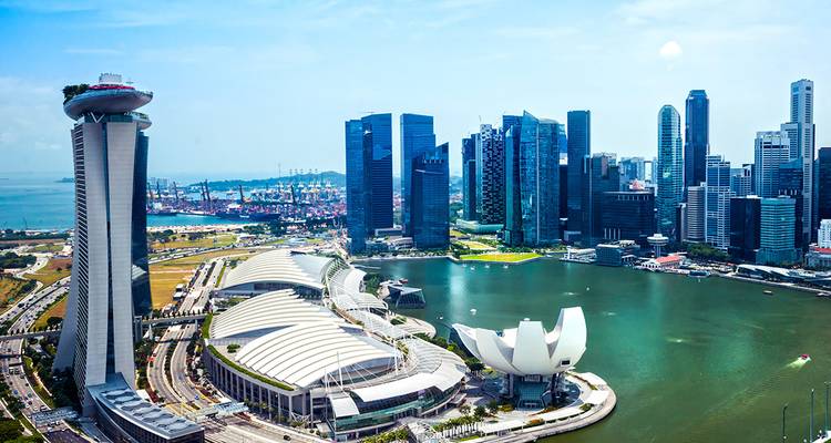 Panoramablick auf die Skyline von Singapur mit Marina Bay Sands, Supertrees und modernen Wolkenkratzern.