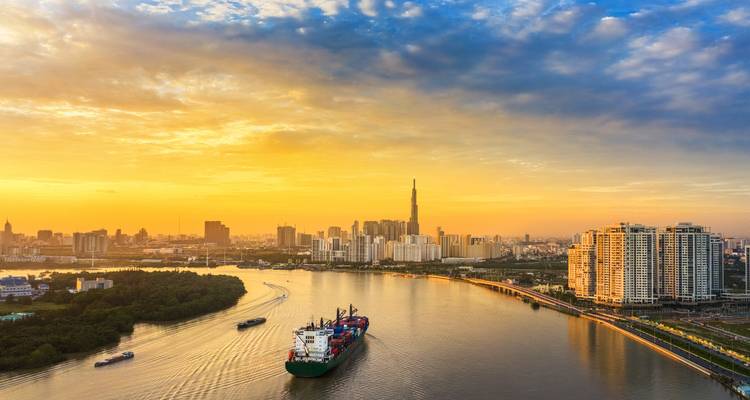 Vista aérea del horizonte de la Ciudad de Ho Chi Minh con un río y un barco grande.