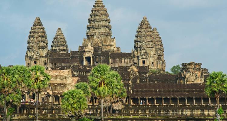 Vista del templo de Angkor Wat rodeado de exuberante vegetación.