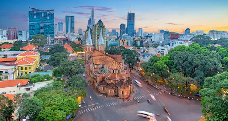 Basílica Catedral de Notre-Dame de Saigón y paisaje urbano durante el atardecer.