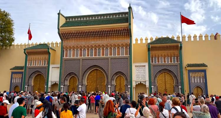 Grote menigte voor de sierlijke gouden poorten van het Koninklijk Paleis in Fes