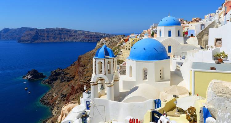 Icónicas cúpulas azules e iglesias blancas encaramadas en el acantilado de Santorini sobre el Mar Egeo
