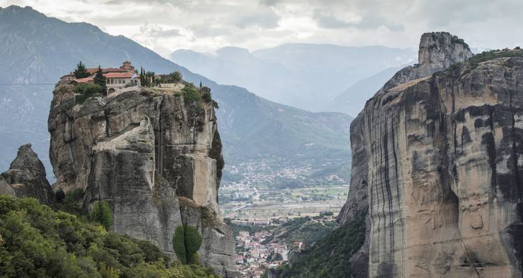 Formations rocheuses des Météores avec un monastère perché au sommet.