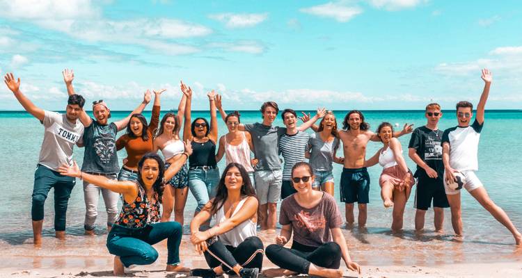 Groupe de personnes profitant d'une journée à la plage.