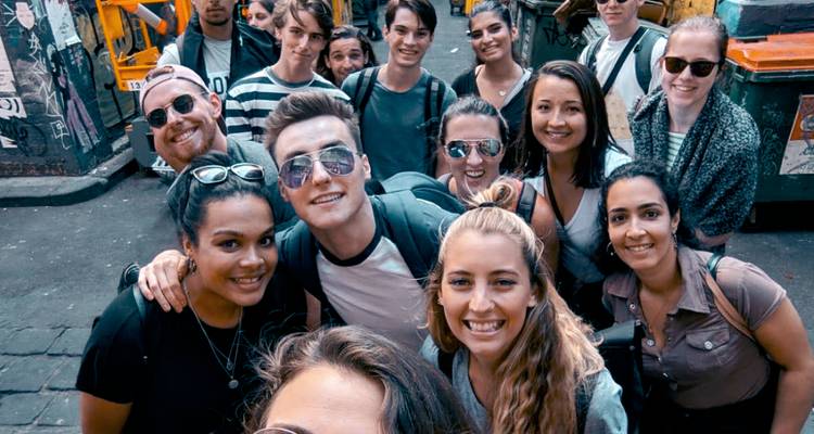 Groupe prenant un selfie dans un environnement urbain.