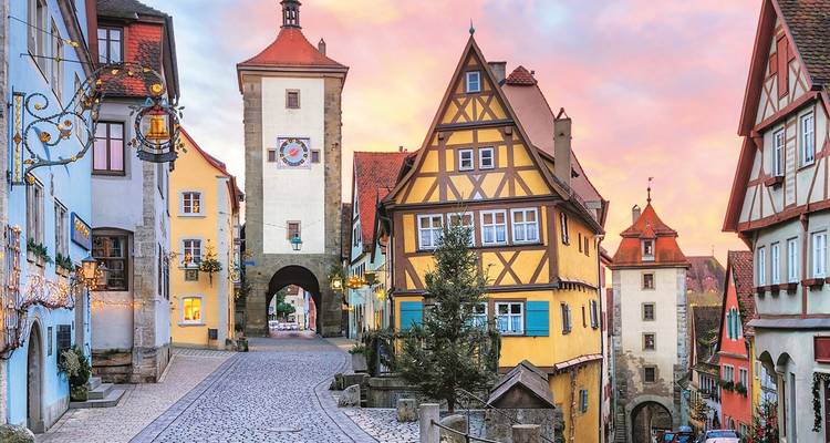 Maisons à colombages de conte de fées et porte-tour de Rothenburg ob der Tauber au lever du soleil.