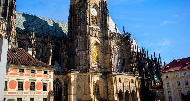 Catedral gótica con detalles ornamentados bajo un cielo brillante.
