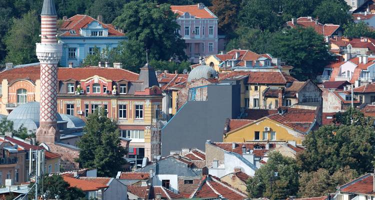Les toits carrelés colorés et un minaret dominent la ligne d'horizon vallonnée de la vieille ville de Plovdiv par une belle journée.