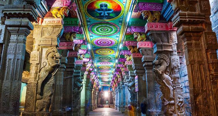 Kunstvoll gestaltete Tempelinnenräume mit leuchtenden und farbenfrohen Mustern.