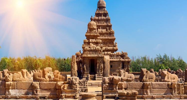 Der Ufer-Tempel in Mahabalipuram unter heller Sonne.
