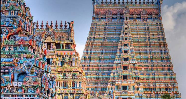 Eine farbenfrohe und kunstvoll detaillierte Tempelfassade.