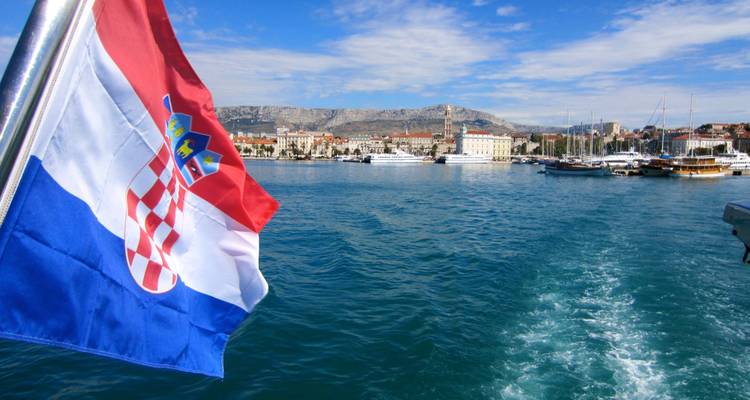 Vista de un pueblo costero con una bandera en un barco.