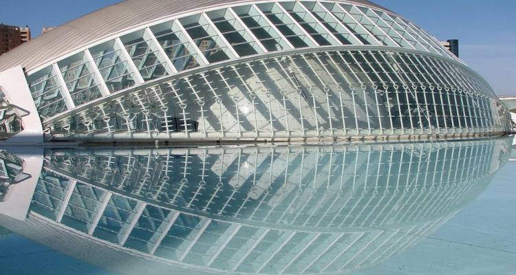 Structure architecturale moderne avec des reflets dans l'eau.