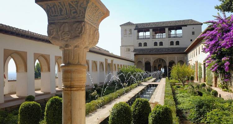 Cour élégante avec fontaines et verdure.