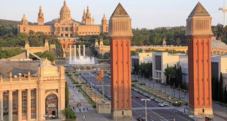 Paysage urbain avec architecture historique et fontaines.