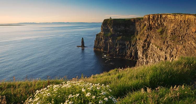 Kliffen van Moher met uitzicht op de oceaan onder een heldere hemel.