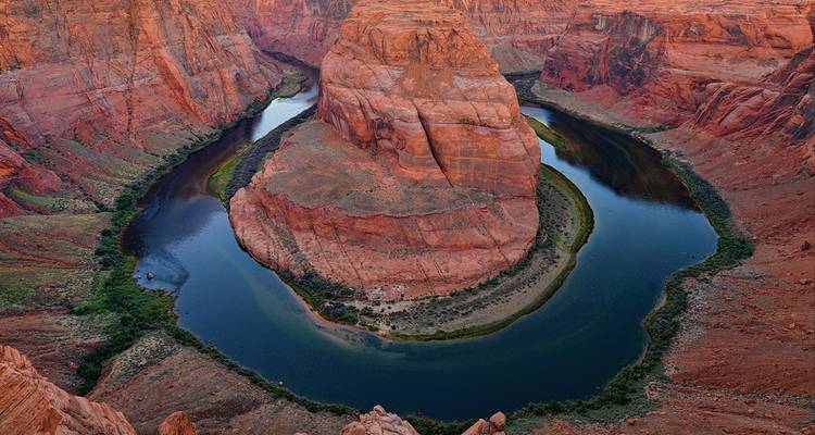 Vue aérienne de Horseshoe Bend où la rivière Colorado contourne un énorme butte de grès.