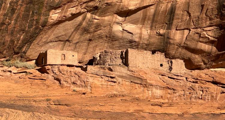 Anciennes habitations en pierre construites dans une imposante falaise de grès rouge du sud-ouest américain.